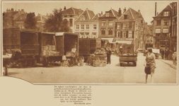 873136 Afbeelding van geparkeerde vrachtwagens van verschillende bodediensten aan de zuidzijde van de Neude te Utrecht.